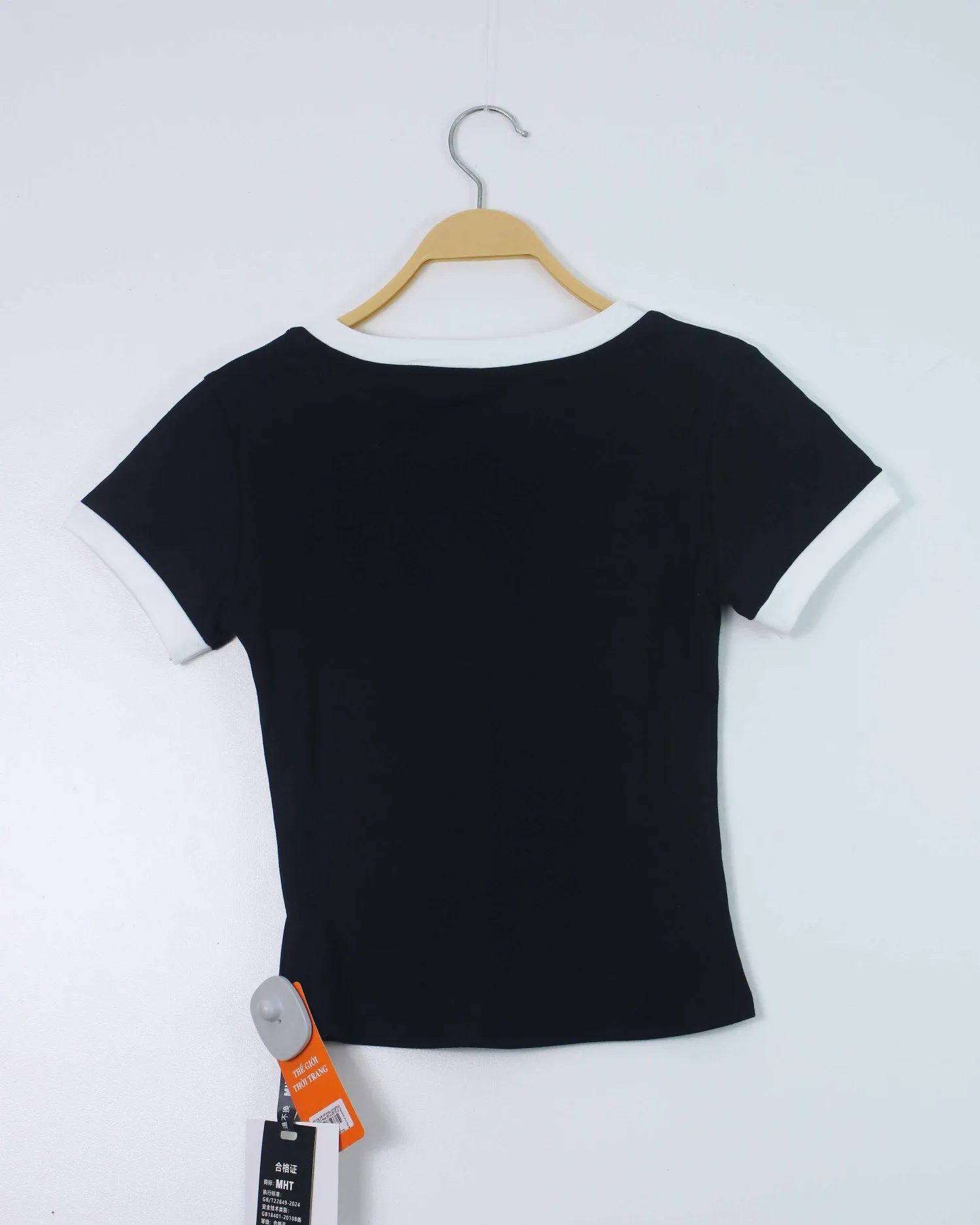 Áo phông nữ cổ tròn croptop TT 2026 đen H12.2026.2