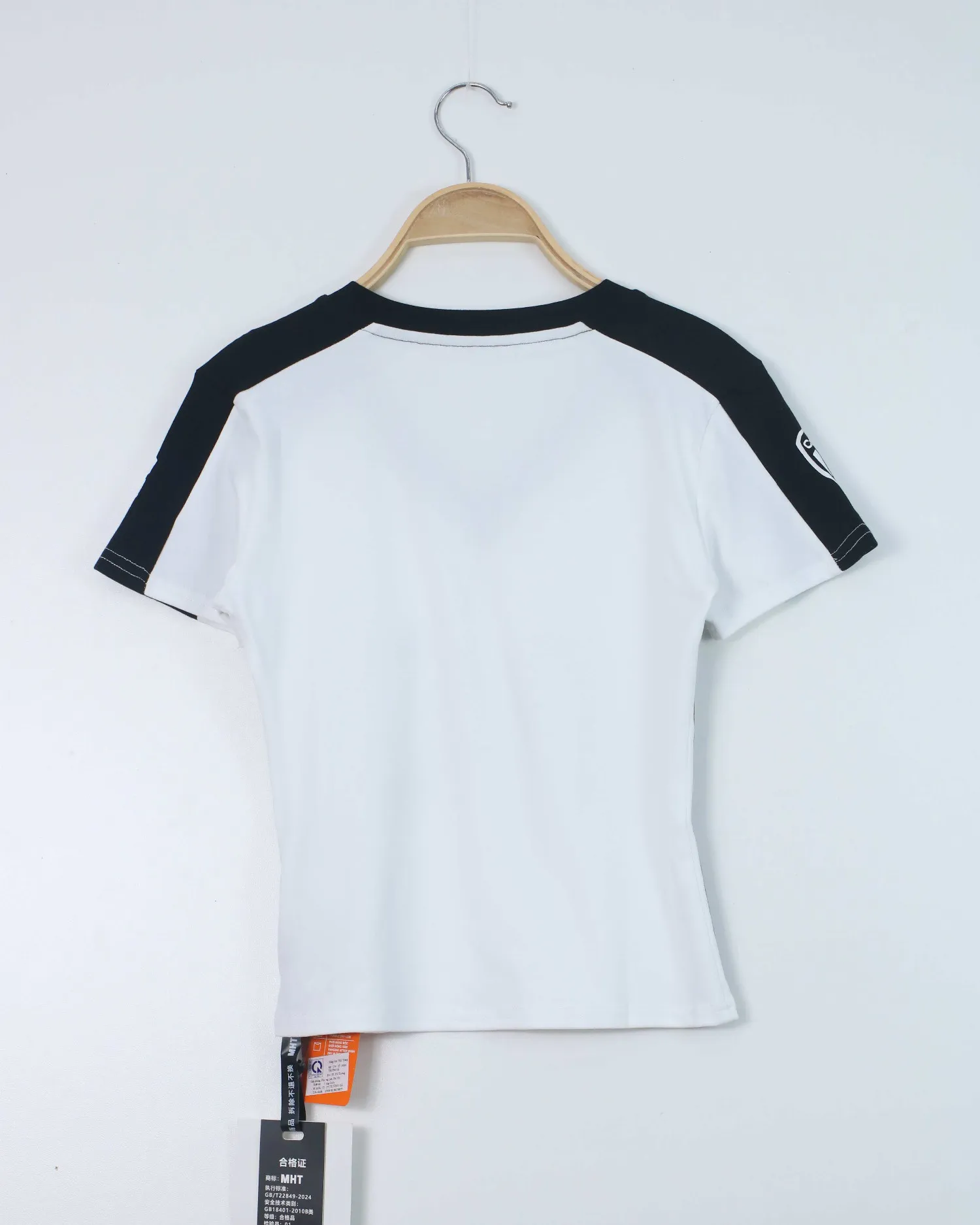 Áo phông nữ cổ tròn croptop TT 2000 đen H12.2026.2