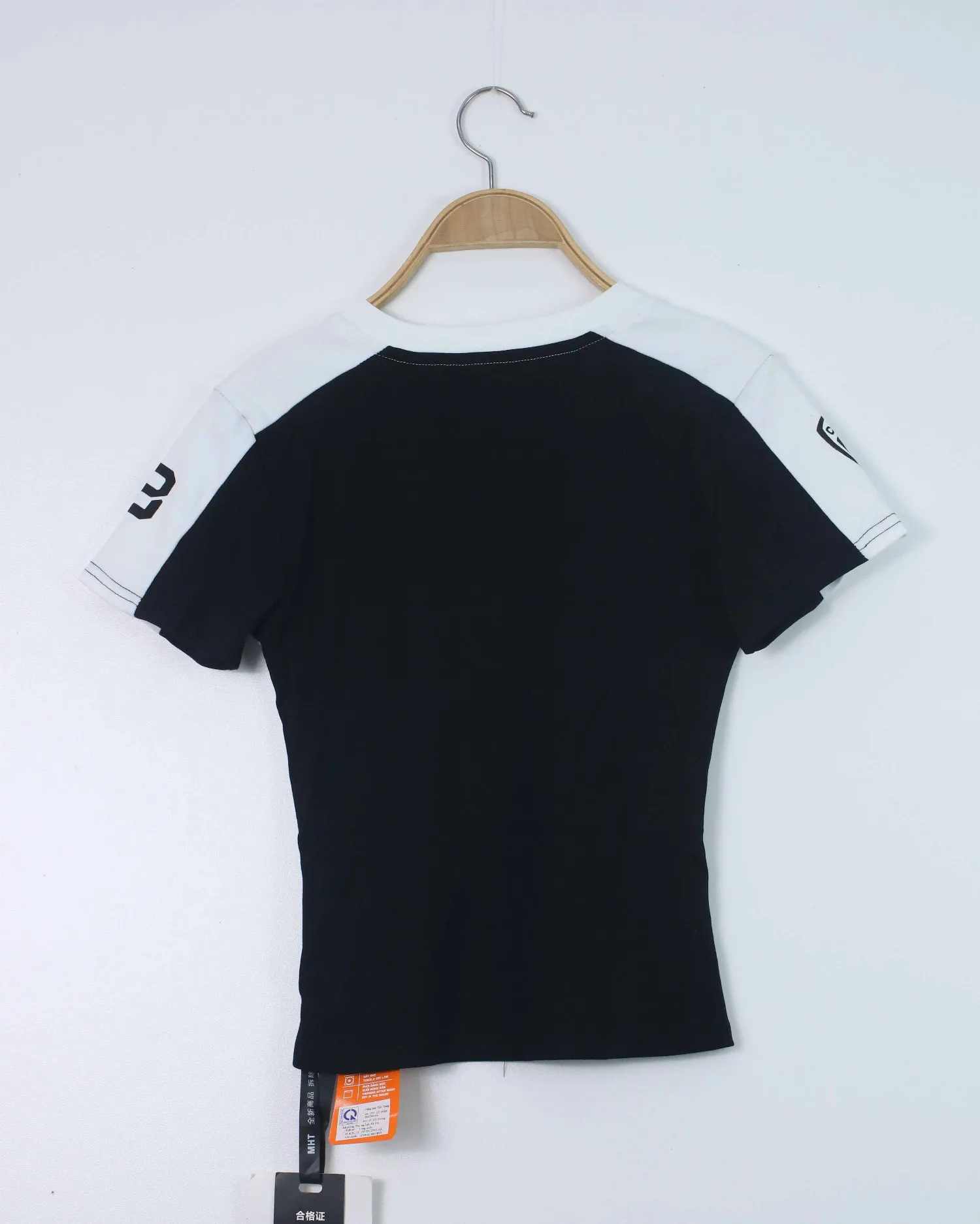 Áo phông nữ cổ tròn croptop TT 2000 đen H12.2026.2
