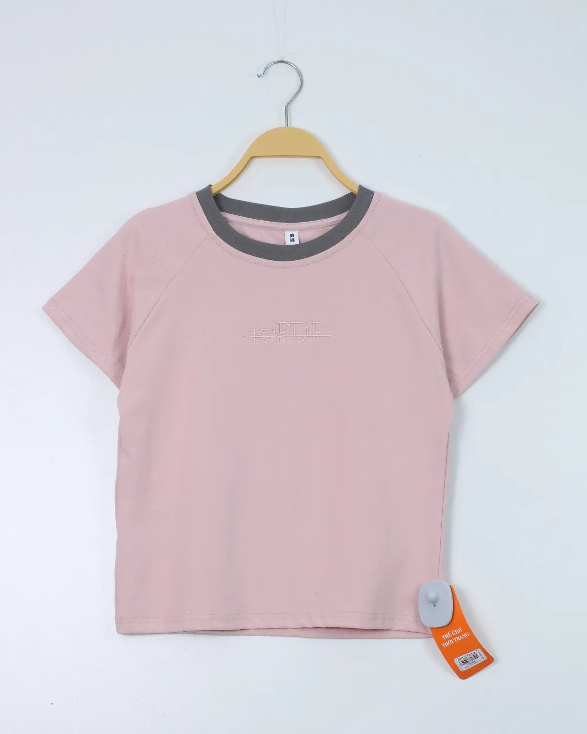 Áo phông nữ cổ tròn ôm zip 8081 trắng H01.2026.1
