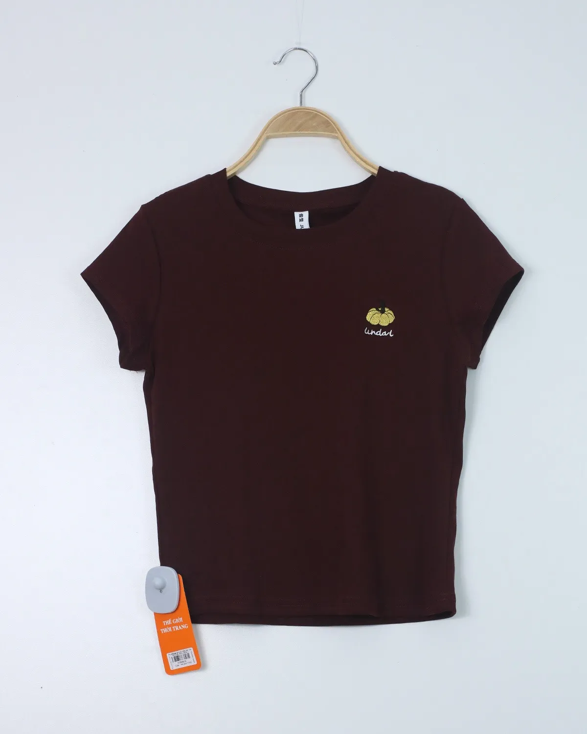 Áo phông nữ cổ tròn ôm zip 5412 đen H01.2026.1