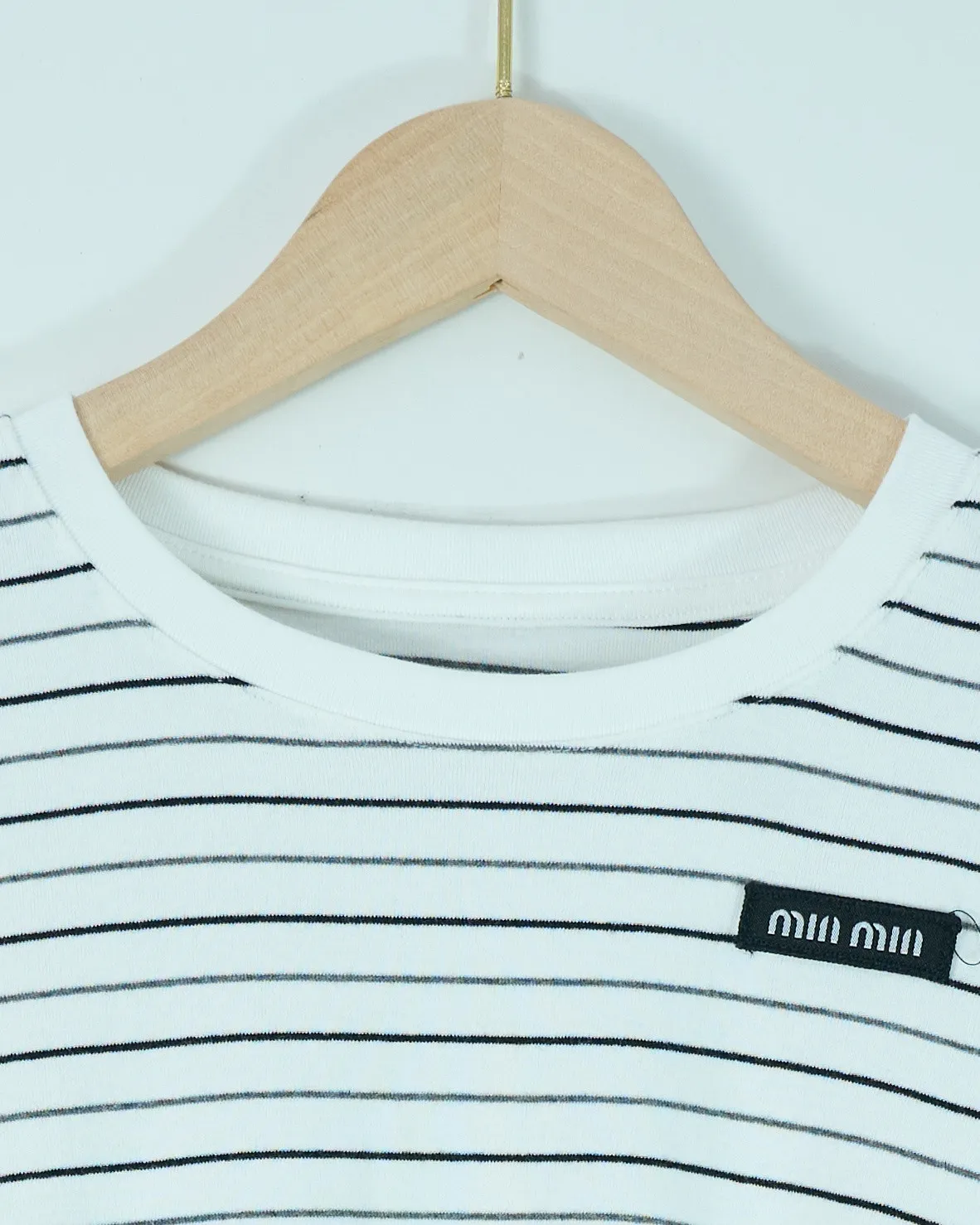 Áo phông nữ cổ tròn kẻ zip nâu H.Thắng