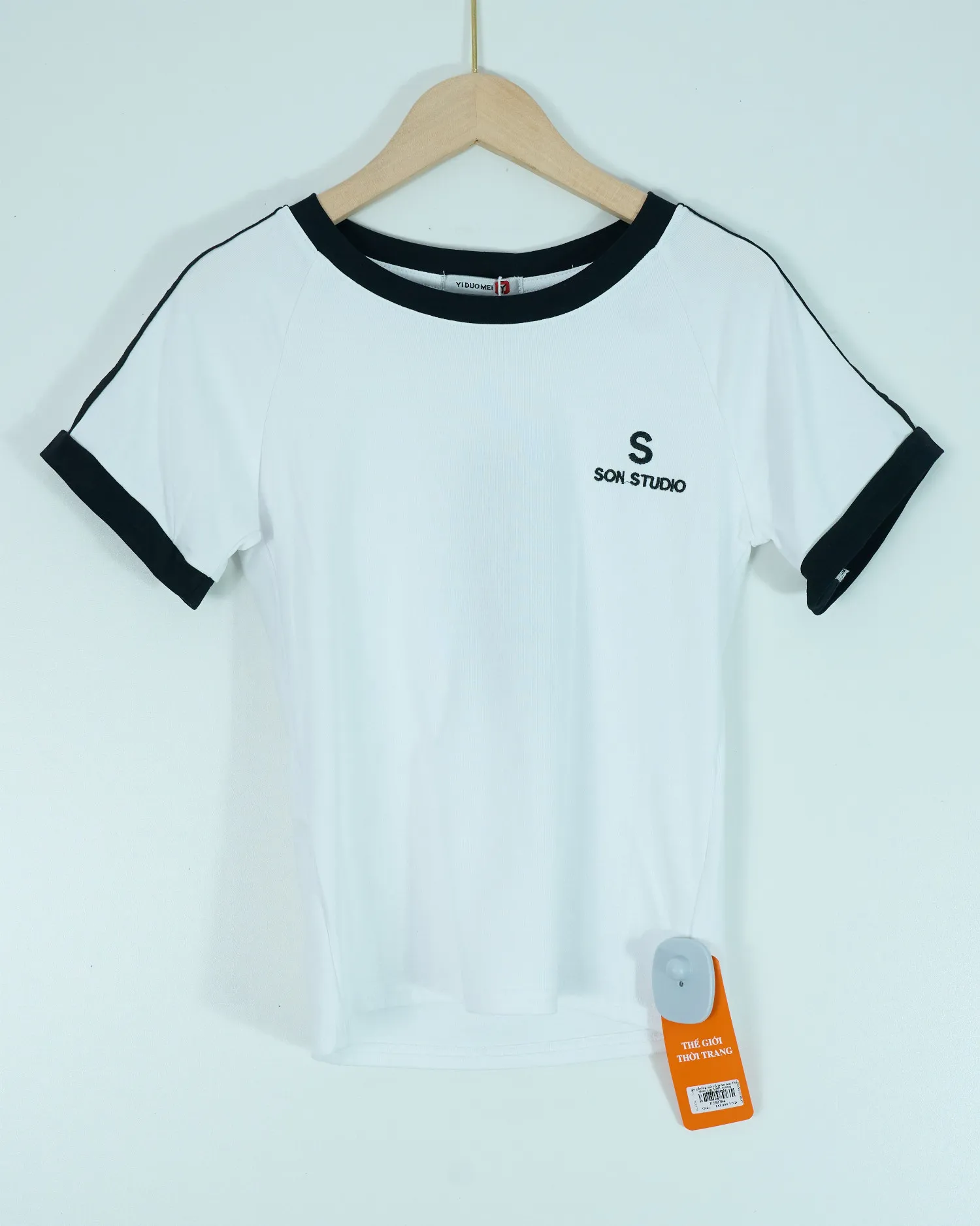 Áo phông nữ cổ tròn ôm thể thao zip 1081 trắng H03.2026.1