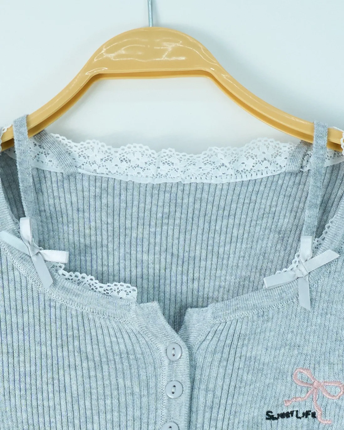Áo phông nữ cổ tròn croptop tăm 9805 trắng H25.2026.1