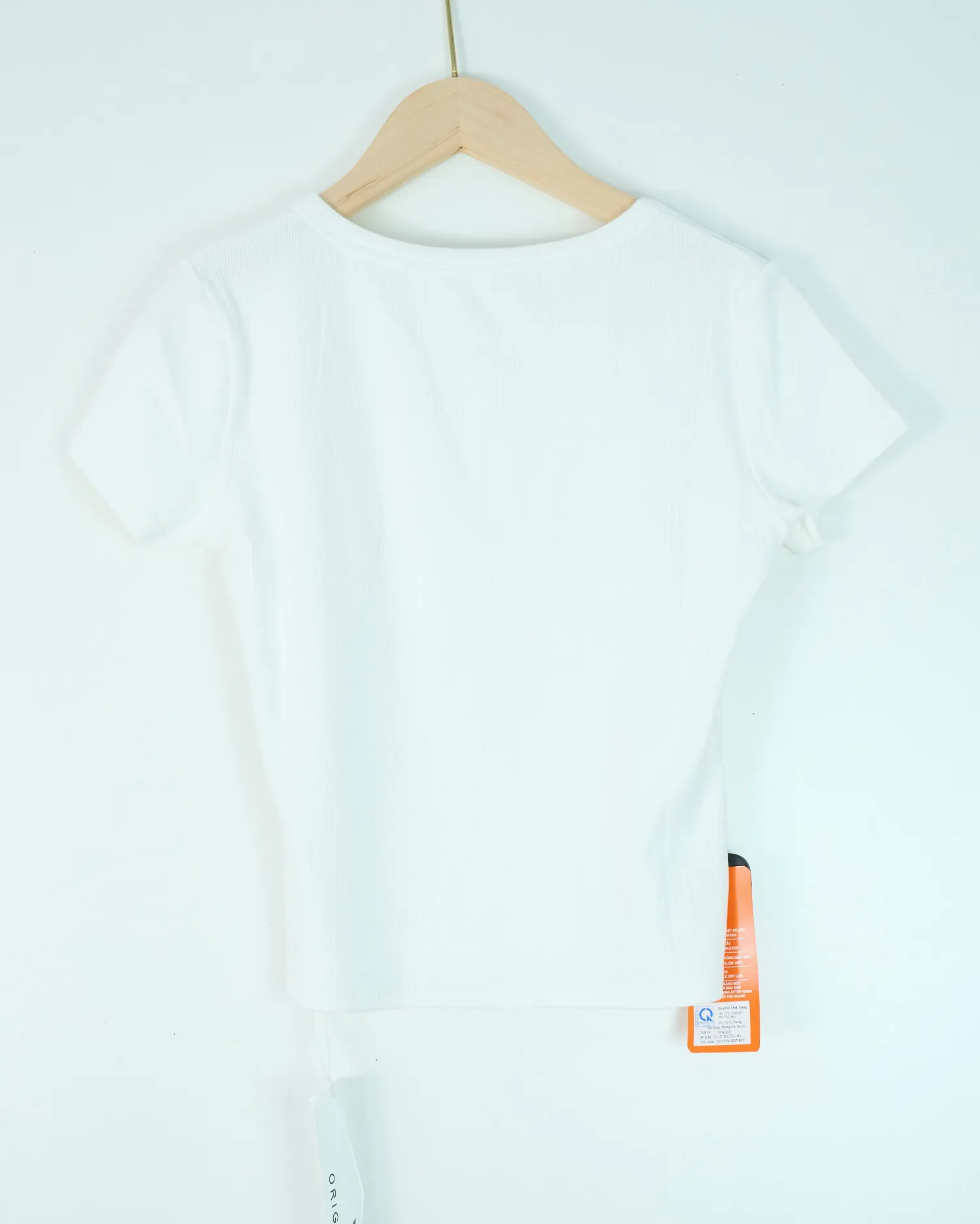 Áo phông nữ cổ tròn croptop tăm 8835 trắng H25.2026.1