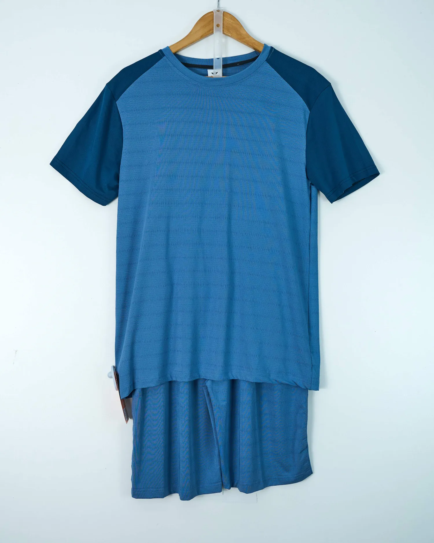 Bộ cổ tròn thể thao pha tay xanh size L . SLoi