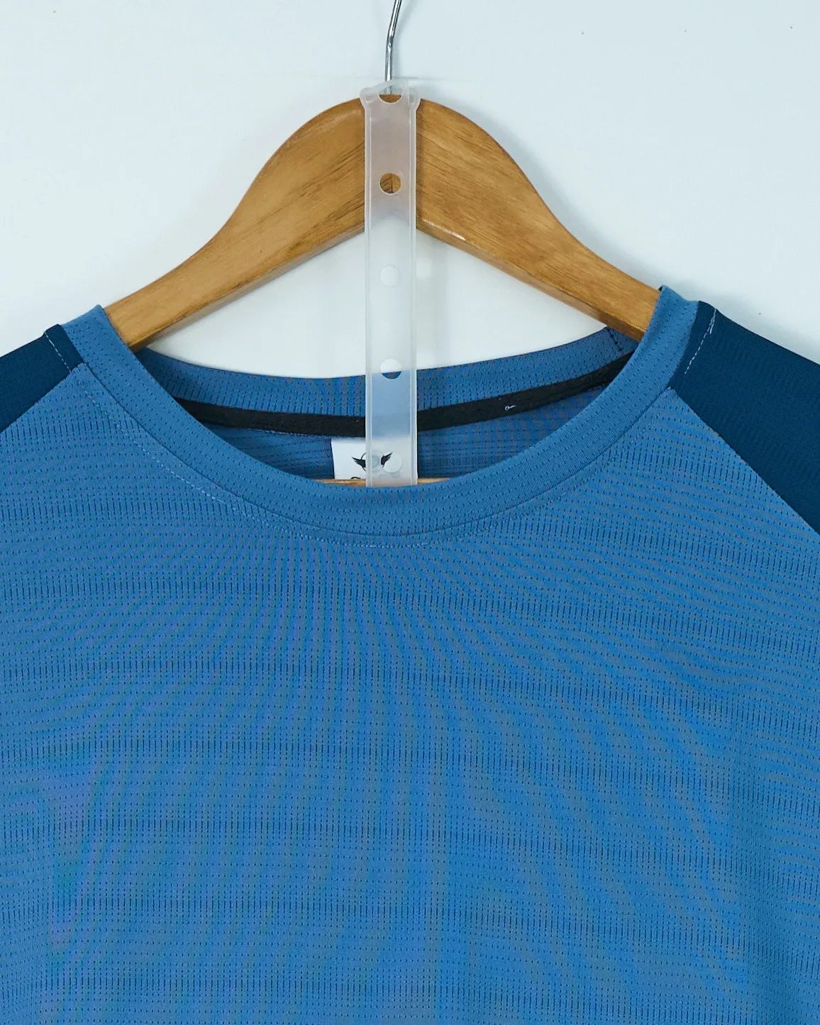 Bộ cổ tròn thể thao pha tay xanh size L . SLoi