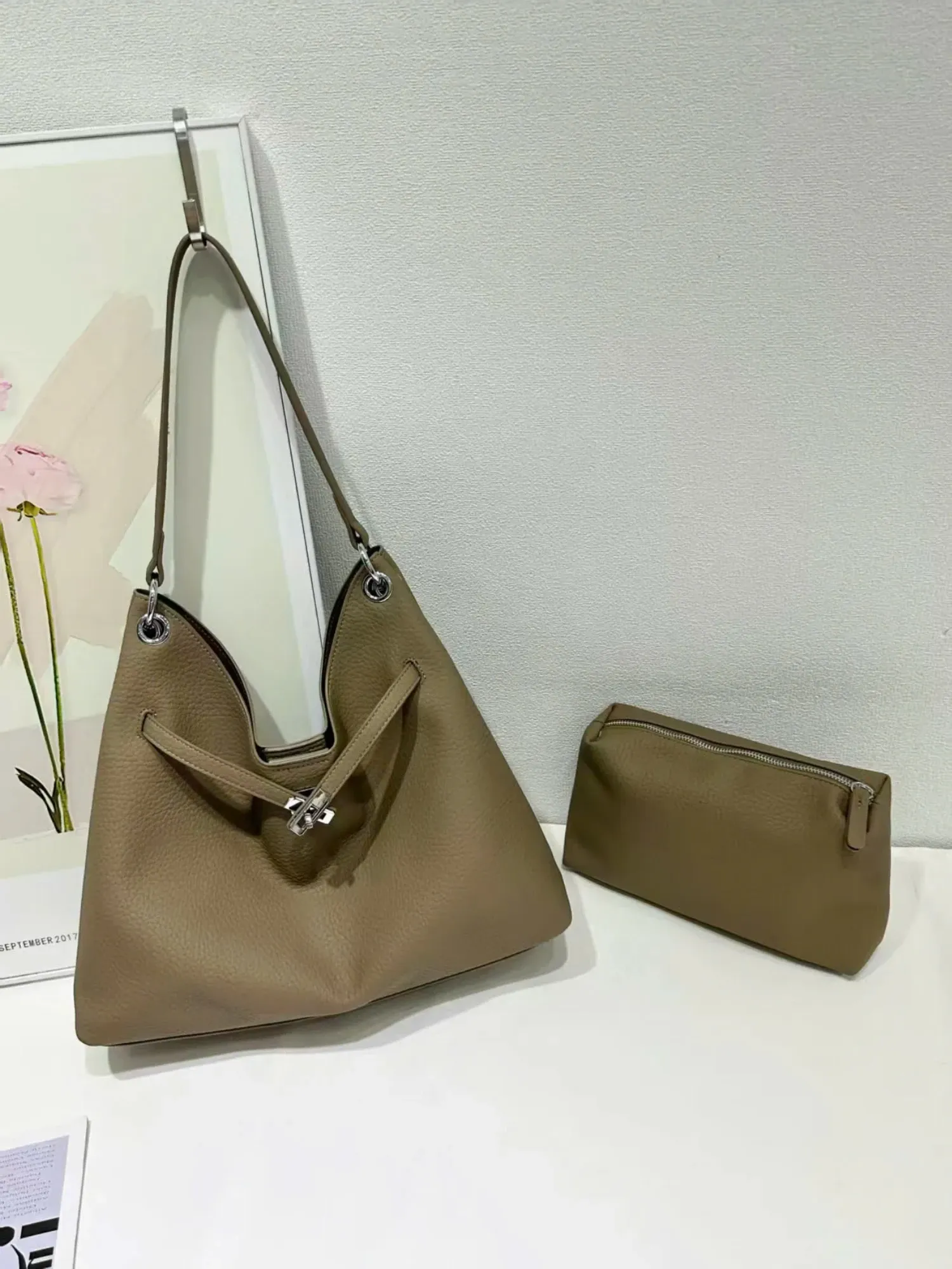 https://sieuthithanhdo.vn/images/products/thoi_trang/anhthoitranggoss/thu%20đông/C%20Trang%20túi/15%20ok/R400241/original/R400241_1.webp