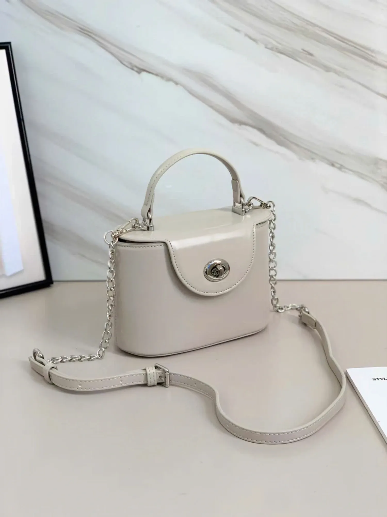 https://sieuthithanhdo.vn/images/products/thoi_trang/anhthoitranggoss/thu%20đông/C%20Trang%20túi/15%20ok/R400248/original/R400248_2.webp
