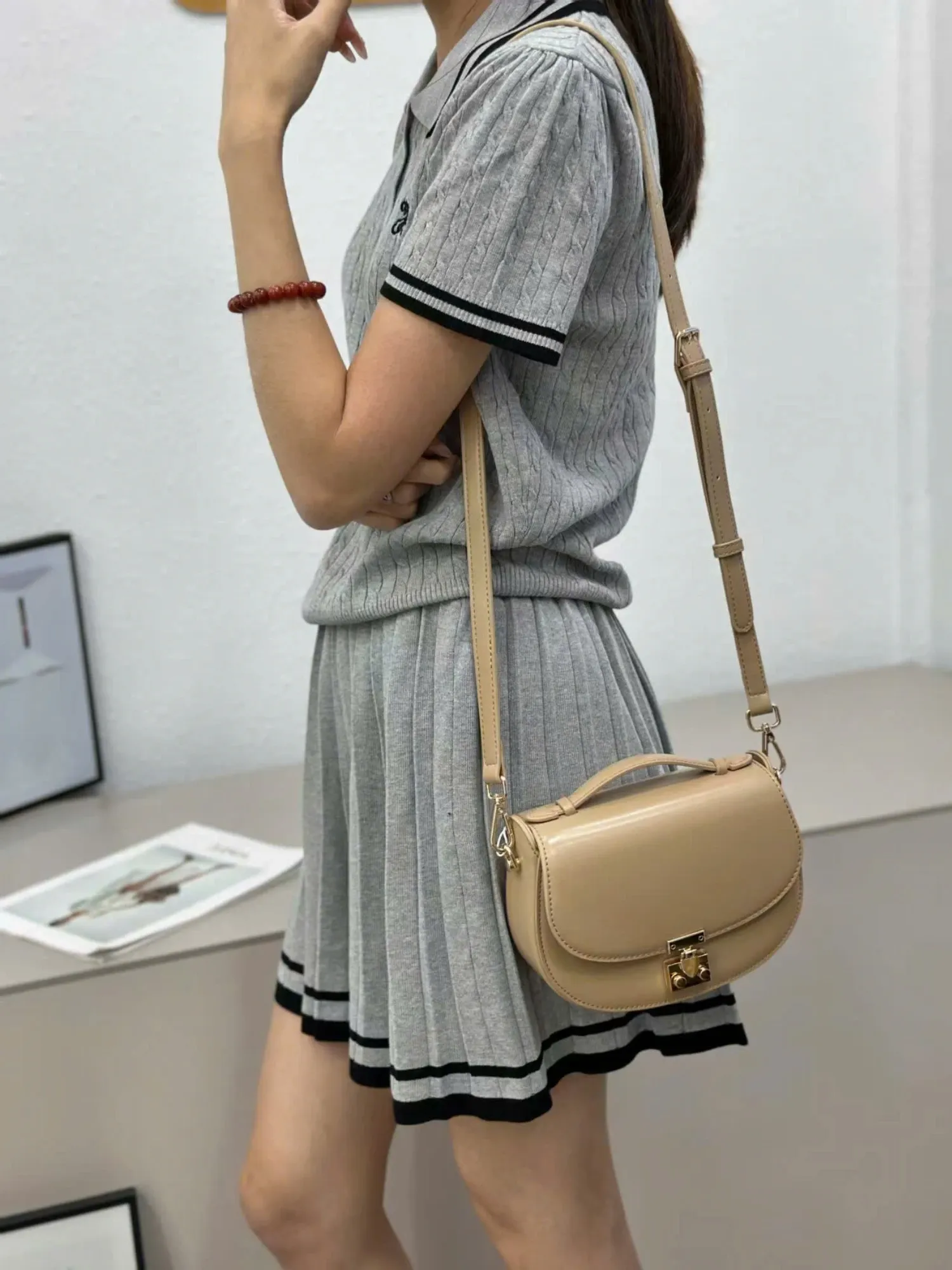 Túi xách tay da cs teen trung 818766 nâu nhạt 15T8 26CC