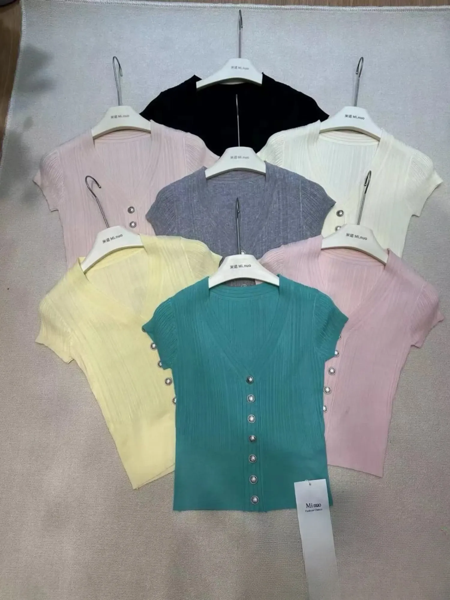 Áo len mongtoghi nữ cổ bẻ 6138 đen 02.2026D1