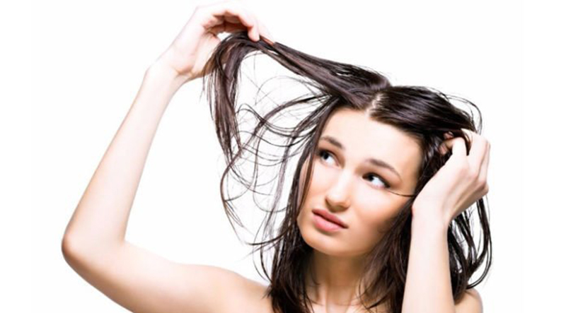 Hạn chế chạm tay lên tóc