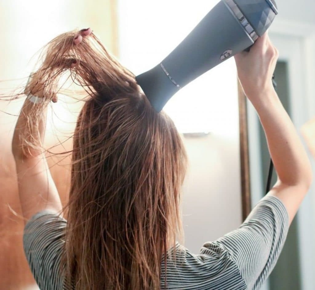 Mẹo sấy tóc như tại salon